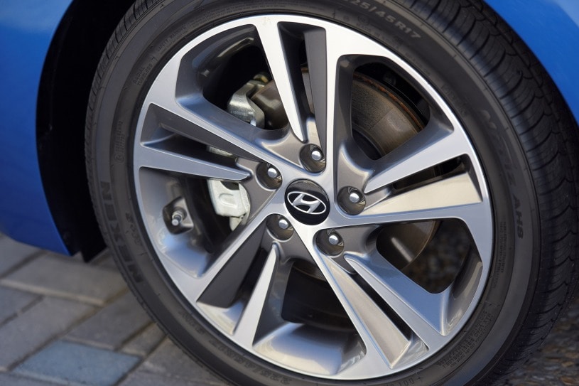 2018 Hyundai Elantra Pictures 236 Photos Edmunds