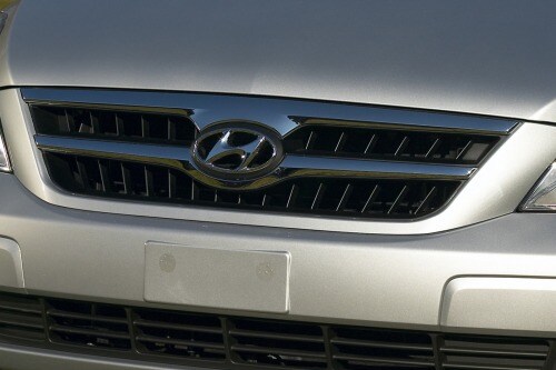 2007 Hyundai Entourage Limited Passenger Minivan Front Badge