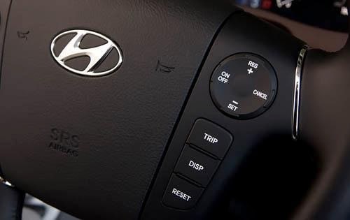 2011 Hyundai Genesis 3.8 Steering Wheel Controls Detail