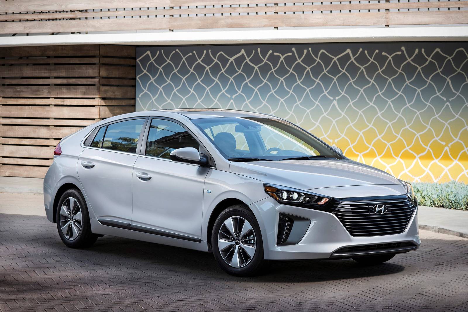 Bot Diplomatie enkel 2018 Hyundai Ioniq Plug-In Hybrid Review & Ratings | Edmunds