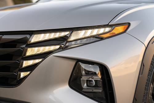 Hyundai Tucson XRT 4dr SUV Headlamp Detail