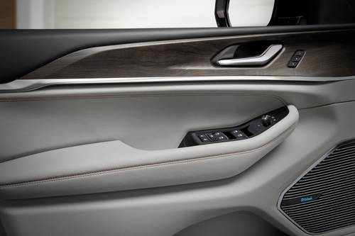2025 Jeep Grand Cherokee L Overland 4dr SUV Interior Detail