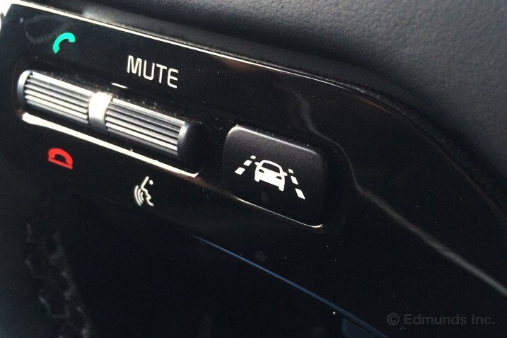 2017 Kia K900 Edmunds Road Test Most Of These Systems Aren T Very Accurate And Tend To Repeatedly Fire Off False Alarms Active Lane Keeping Ist Isn