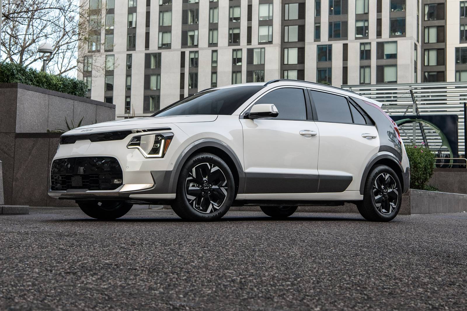 https://media.ed.edmunds-media.com/kia/niro-ev/2023/oem/2023_kia_niro-ev_4dr-suv_wave_fq_oem_1_1600.jpg