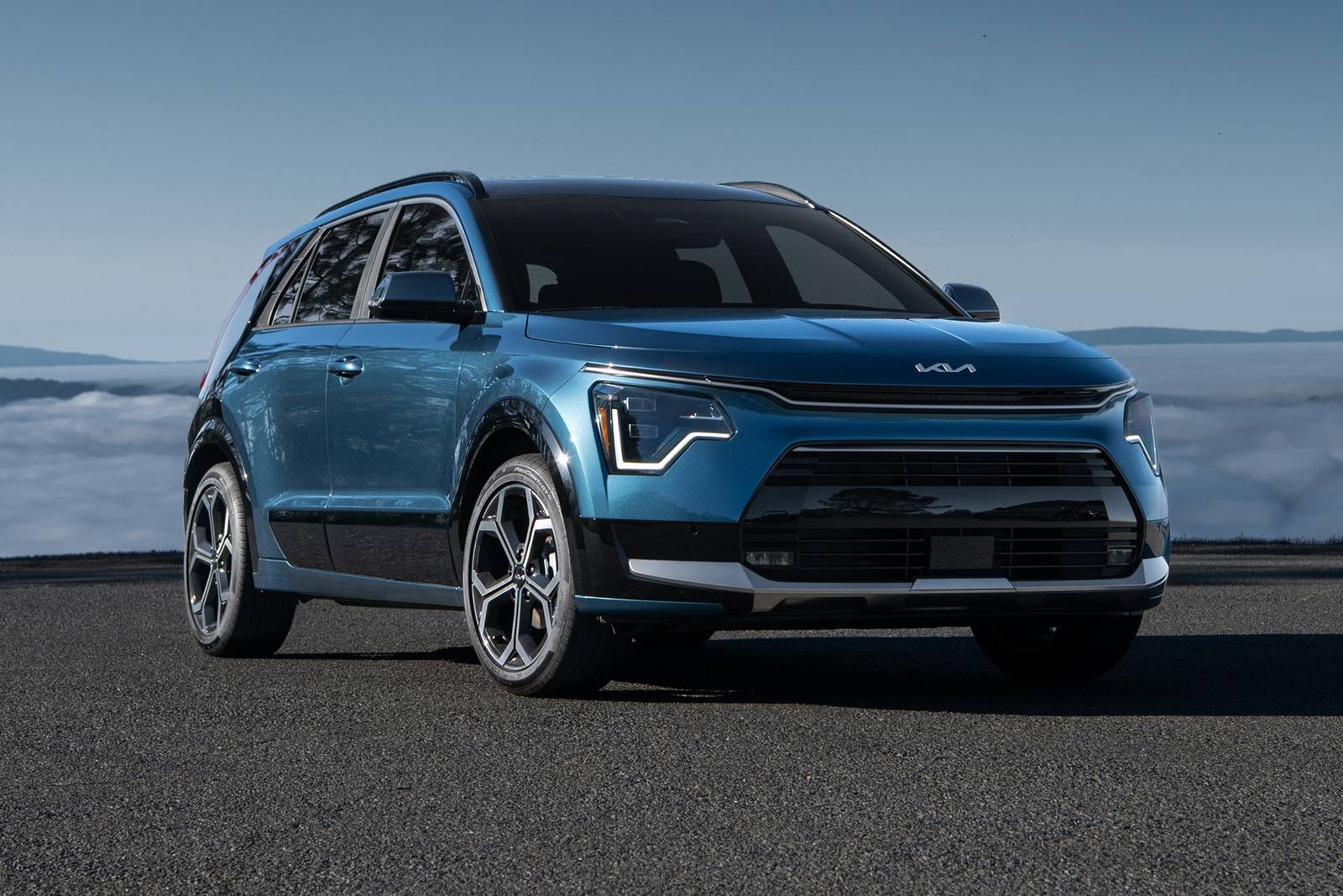 https://media.ed.edmunds-media.com/kia/niro-plug-in-hybrid/2023/oem/2023_kia_niro-plug-in-hybrid_4dr-suv_sx-touring_fq_oem_1_1600.jpg