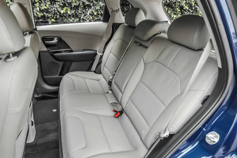 2017_kia_niro_4dr-suv_touring_ri_oem_2_815.jpg
