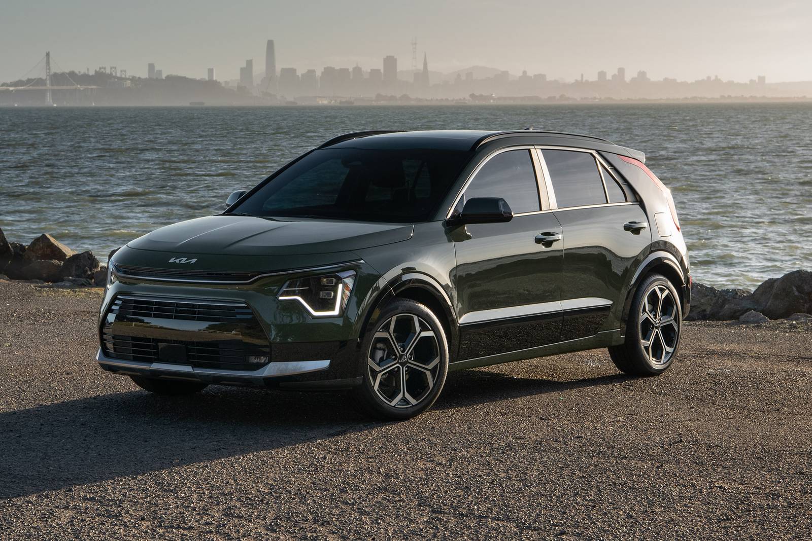 https://media.ed.edmunds-media.com/kia/niro/2026/oem/2026_kia_niro_4dr-suv_sx-touring_fq_oem_1_1600.jpg