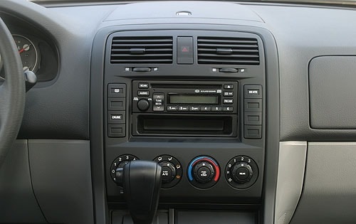 2004 Kia Sedona LX Center Console