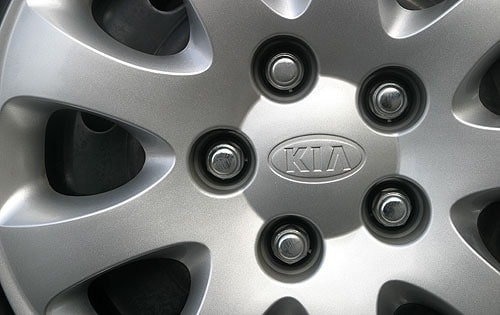 2004 Kia Sedona LX Wheel Detail