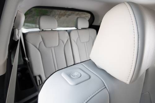 Kia Sorento Hybrid EX 4dr SUV Interior Detail