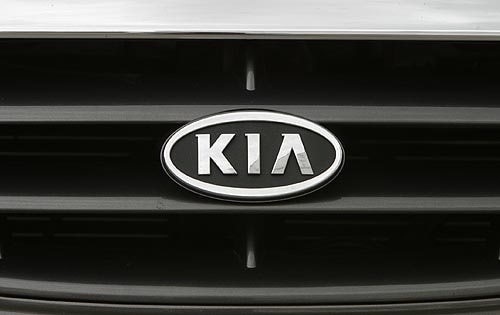 2004 Kia Spectra Front Badging