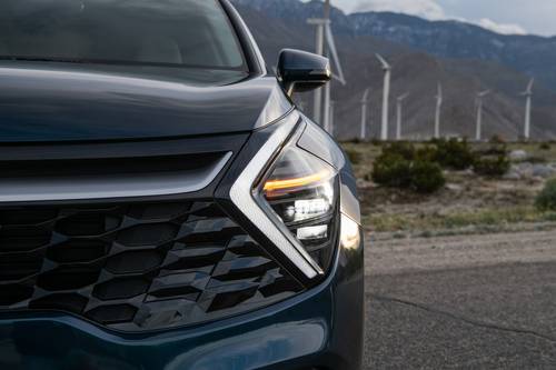 2025 Kia Sportage Hybrid EX 4dr SUV Headlamp Detail