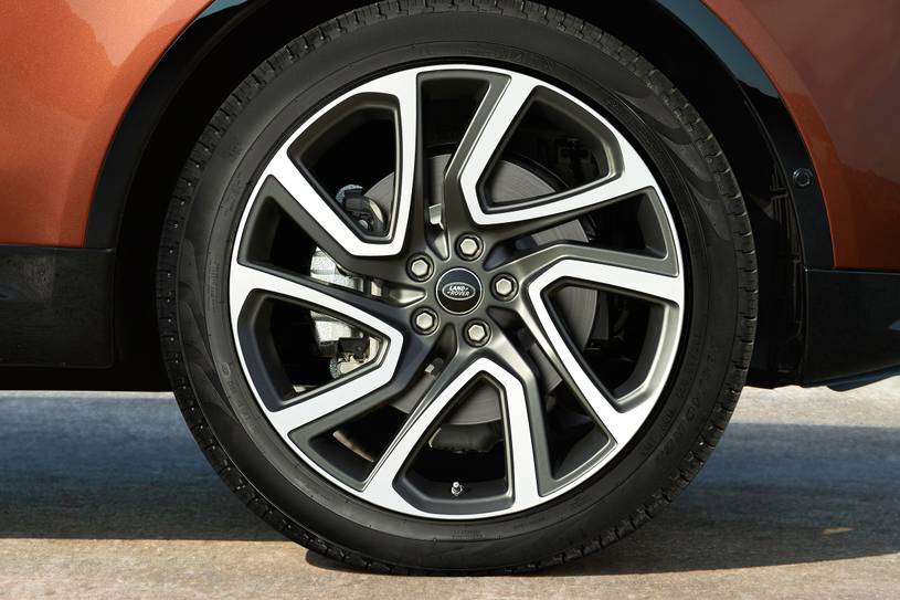 2020 Land Rover Discovery HSE Td6 4dr SUV Wheel. Dynamic Package Shown.