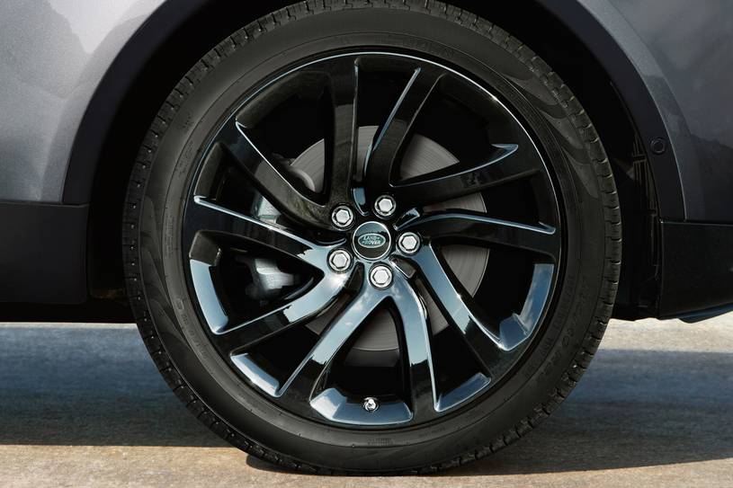 2020 Land Rover Discovery HSE Td6 4dr SUV Wheel. Black Design Package Shown.