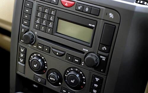 2009 Land Rover LR3 V8 Center Console
