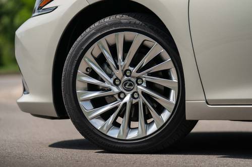 Lexus ES 350 Ultra Luxury Sedan Wheel