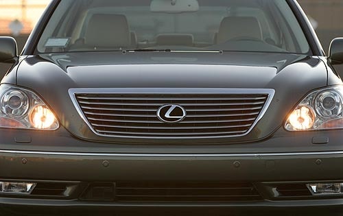 2004 Lexus LS 430 Front Grille and Badging