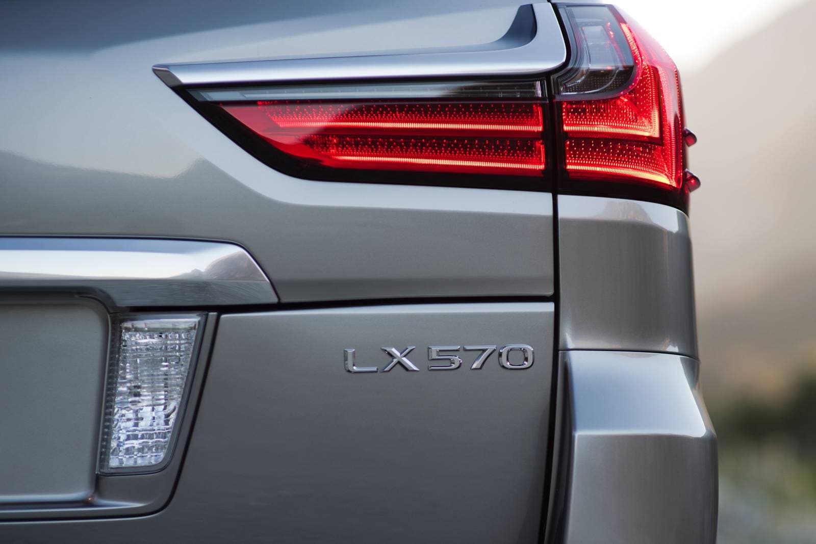 2018_lexus_lx-570_4dr-suv_three-row_rbdg_oem_1_1600x1067.jpg