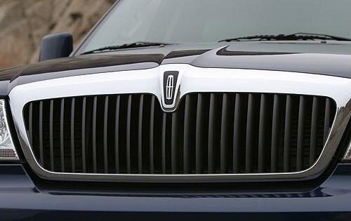 2004 Lincoln Aviator Front Grille and Badging