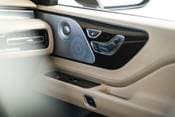 Lincoln Corsair Reserve 4dr SUV Interior Detail Lincoln Corsair Reserve 4dr SUV Interior Detail