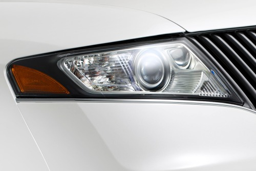 2016 Lincoln MKT Wagon Headlamp Detail