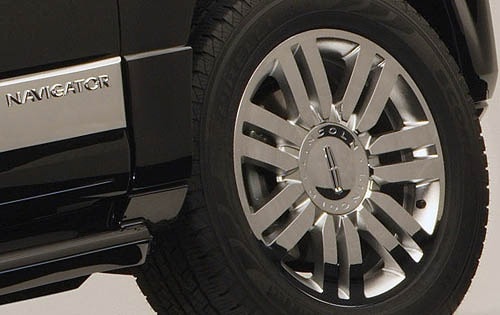 2007 Lincoln Navigator Ultimate Wheel Detail