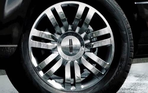 2009 Lincoln Navigator Wheel Detail