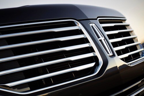 2016 Lincoln Navigator Reserve 4dr SUV Front Badge