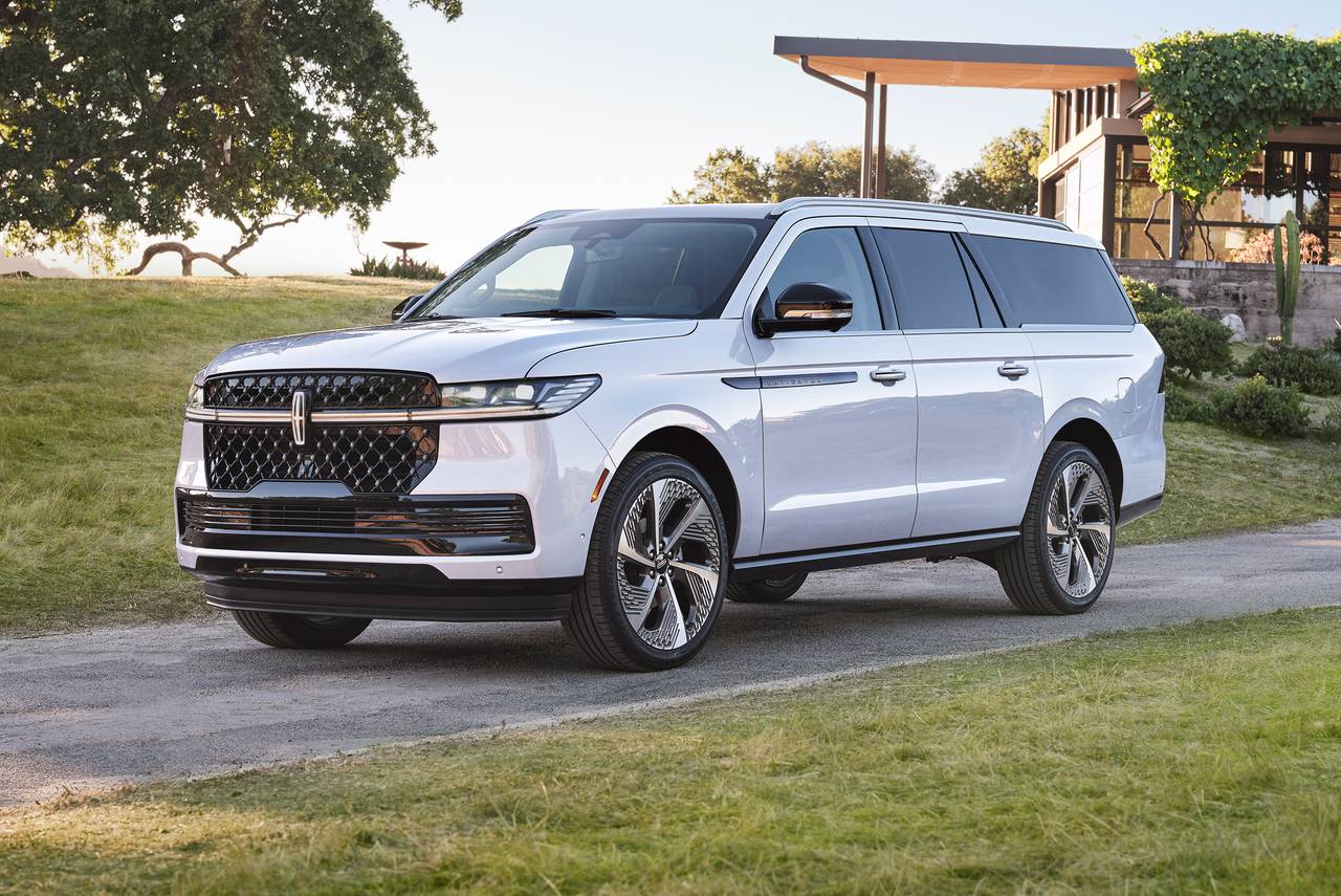 2026 Lincoln Navigator L vs. 2026 Cadillac Escalade ESV