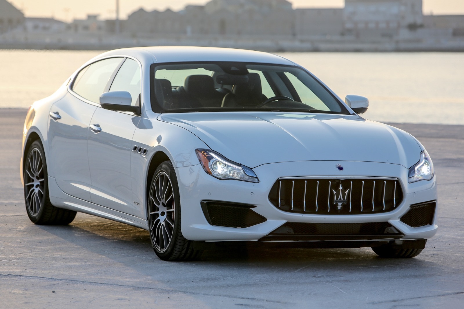 402-407 1/43 マセラティ Quattroporte GTS 2014 Maserati Quattroporte GTS - Exterior and Interior