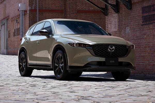 https://media.ed.edmunds-media.com/mazda/cx-5/2024/oem/2024_mazda_cx-5_4dr-suv_25-carbon-turbo_fq_oem_1_600.jpg