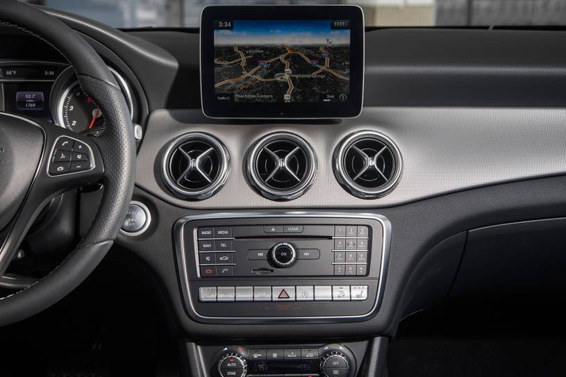 2018 Mercedes-Benz GLA-Class GLA 250 4MATIC 4dr SUV Center Console