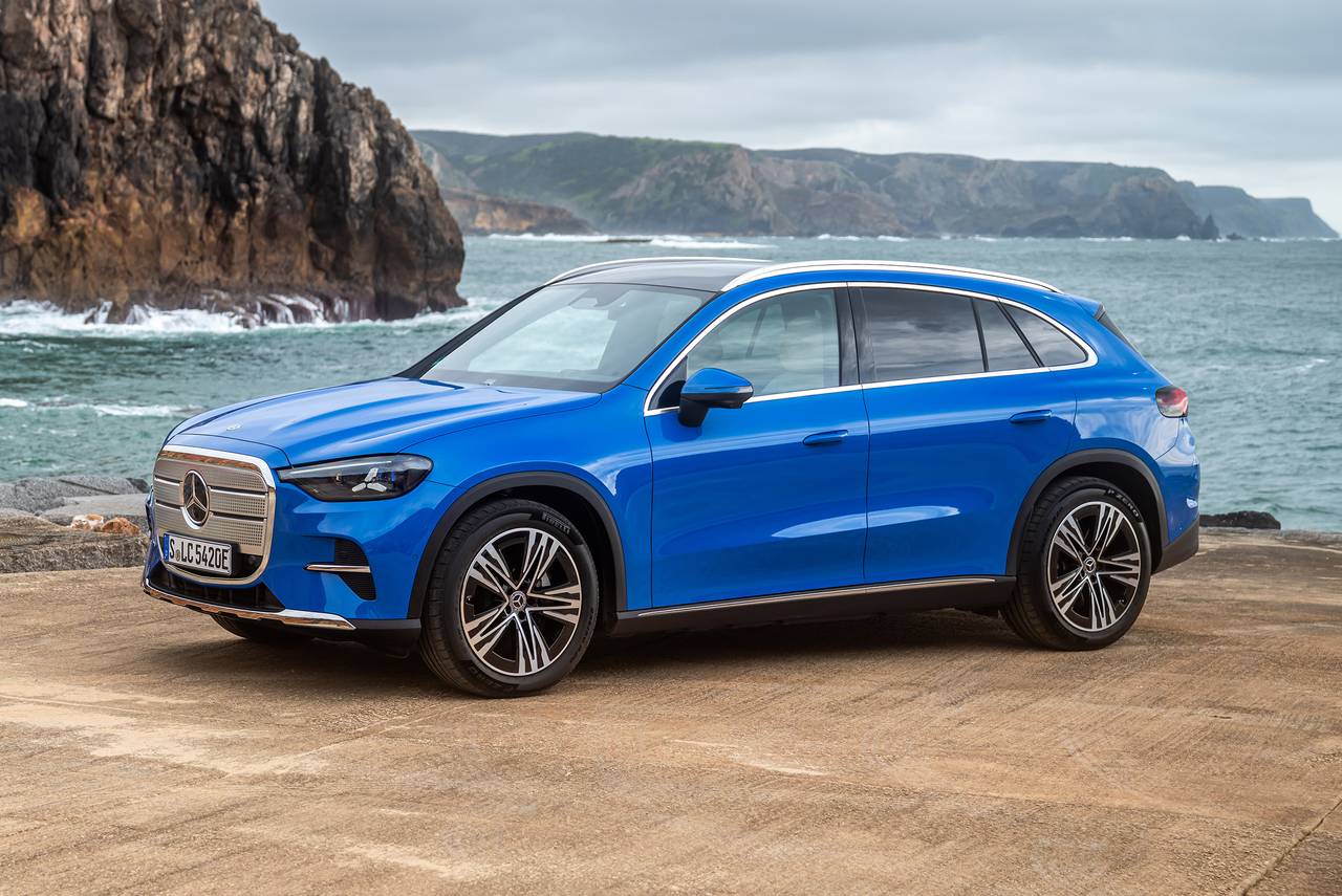 The Luxury EV Split: Inside Mercedes GLC400 and Volvo EX60’s Clash of Philosophies — image 4