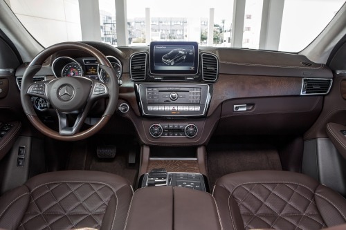 2017 Mercedes-Benz GLE-Class GLE550e 4MATIC 4dr SUV Dashboard. Euro Spec Shown.