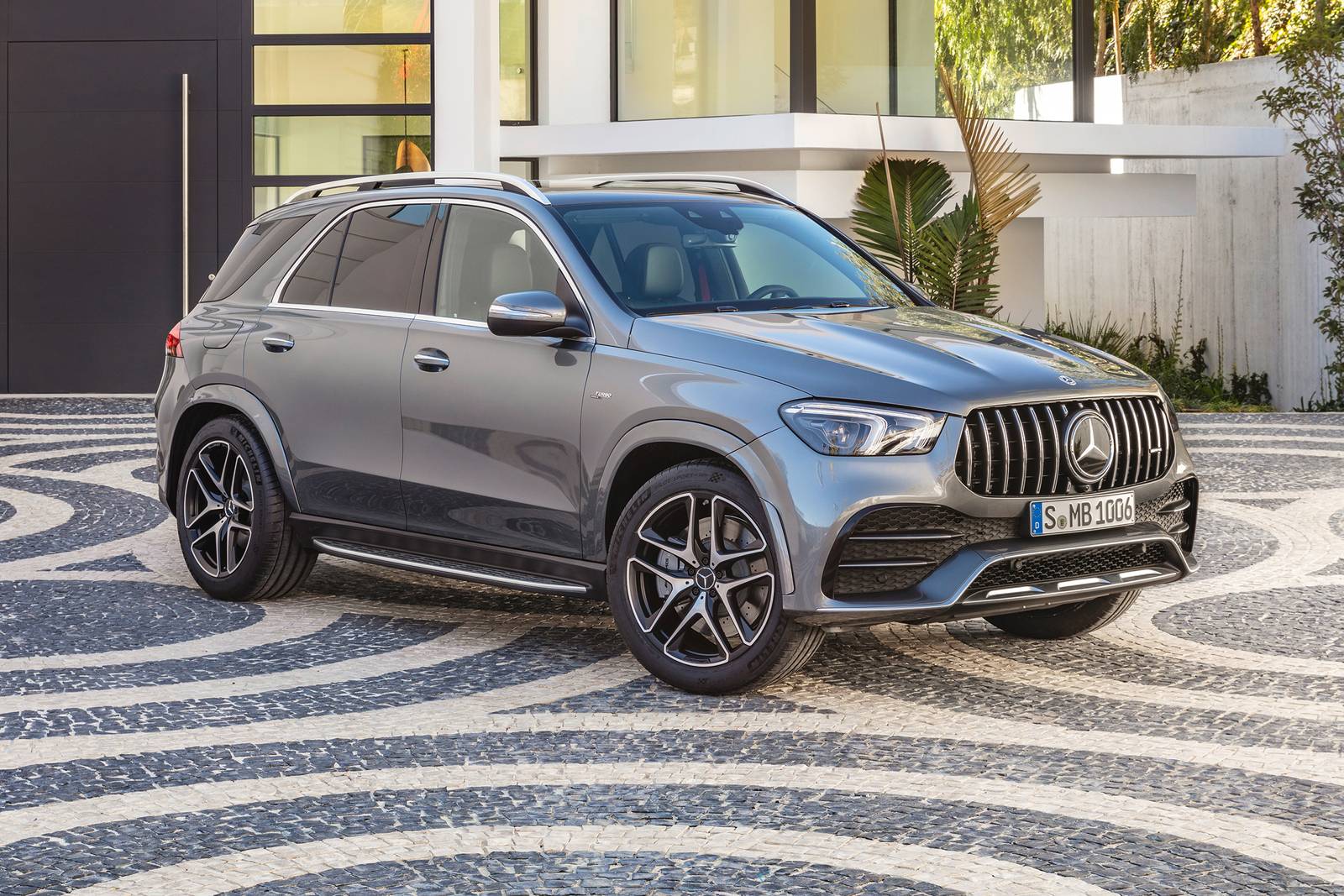 https://media.ed.edmunds-media.com/mercedes-benz/gle-class/2021/oem/2021_mercedes-benz_gle-class_4dr-suv_amg-gle-53_fq_oem_1_1600.jpg