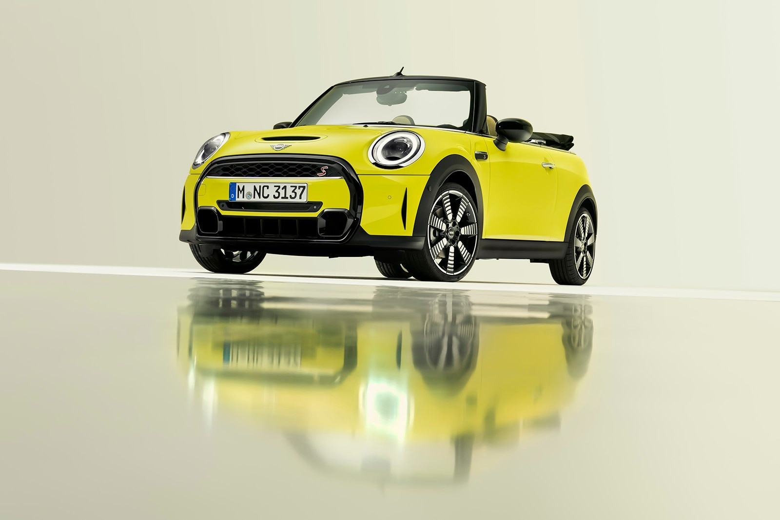 Refreshed 2022 Mini Convertible Is Like the Refreshed Mini Hardtop 2 Door, but With a Soft Top