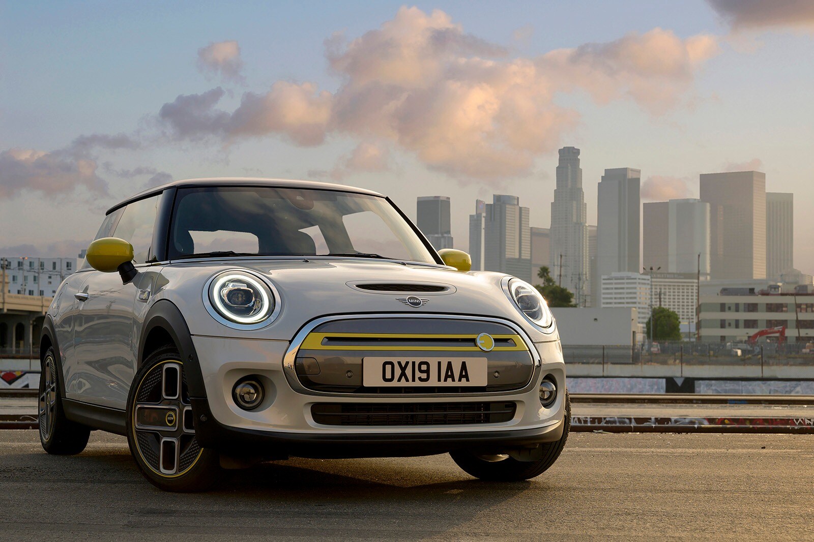 2020 Mini Cooper SE The First Mini EV Bets on Style Over Range Edmunds