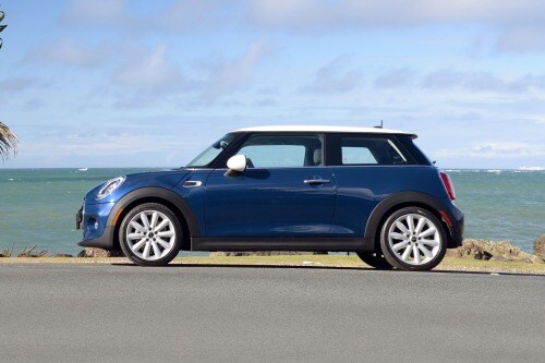 2018 MINI Hardtop 2 Door Cooper 2dr Hatchback Profile. Options Shown.