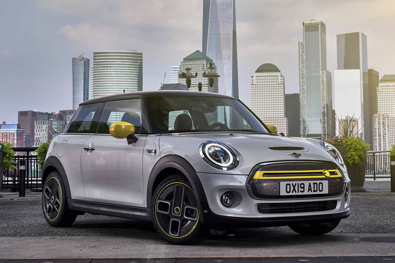 Mini cooper jcw 2022. Mini cooper clubman 2012. Sport mini cooper r56. Мини купер новый. Мини купер производитель марка.