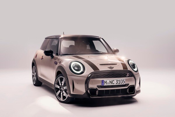 Refreshed 2022 Mini Hardtop 2 Door Is Like the Refreshed Mini Hardtop 4 Door, but With Two Doors