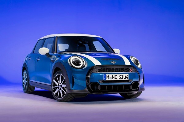 Refreshed 2022 Mini Hardtop 4 Door Is Like the Refreshed Mini Hardtop 2 Door, but With Four Doors