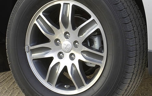 2006 Mitsubishi Endeavor Limited Wheel Detail