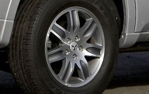 2008 Mitsubishi Endeavor SE Wheel Detail