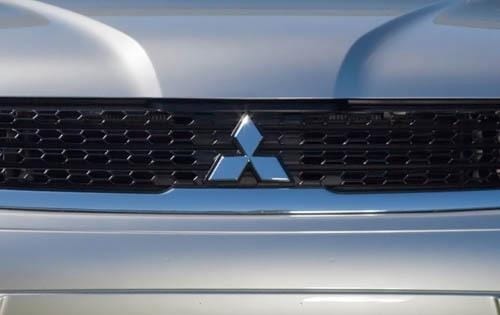 2011 Mitsubishi Endeavor Front Grille and Badging