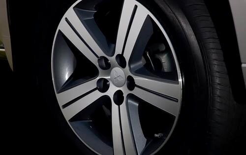 2011 Mitsubishi Endeavor SE Wheel Detail