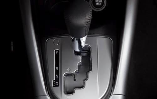 2011 Mitsubishi Outlander GT Shifter Detail