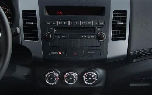 2011 Mitsubishi Outlander GT Center Console