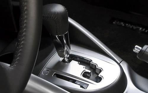 2011 Mitsubishi Outlander SE Shifter Detail