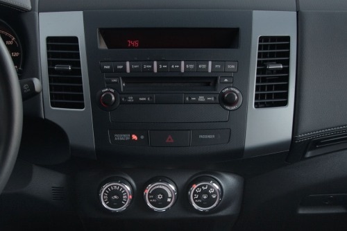 2012 Mitsubishi Outlander GT 4dr SUV Center Console