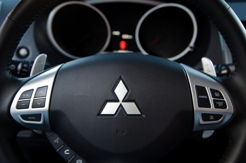 2012 Mitsubishi Outlander SE 4dr SUV Steering Wheel Detail